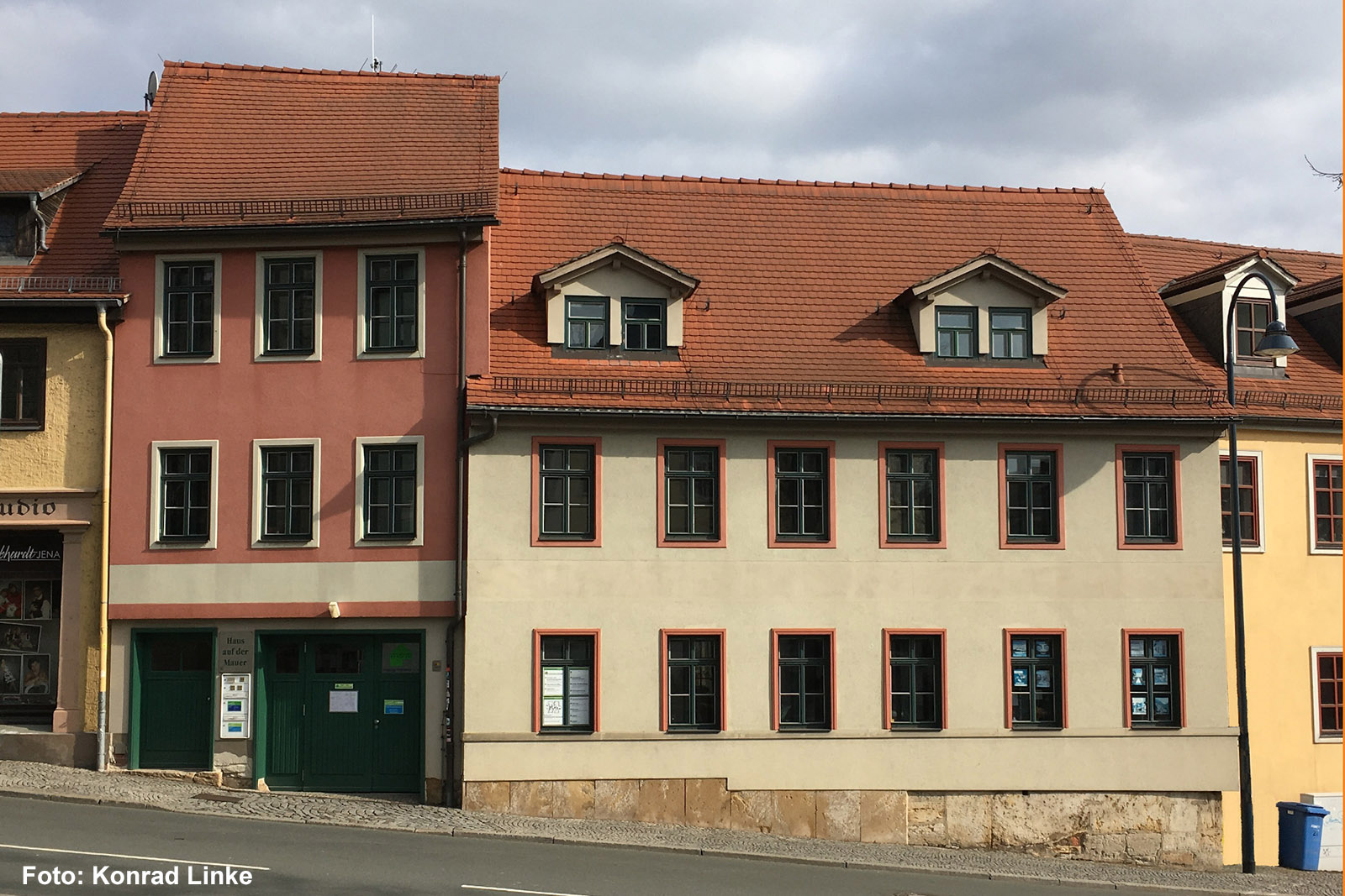 Haus auf der Mauer, Foto von Konrad Linke